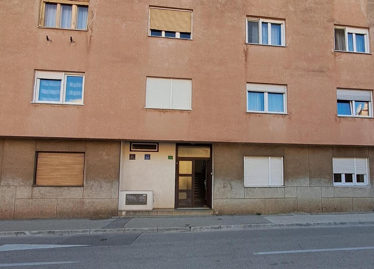 Yulia Apartman Pula Exterior foto