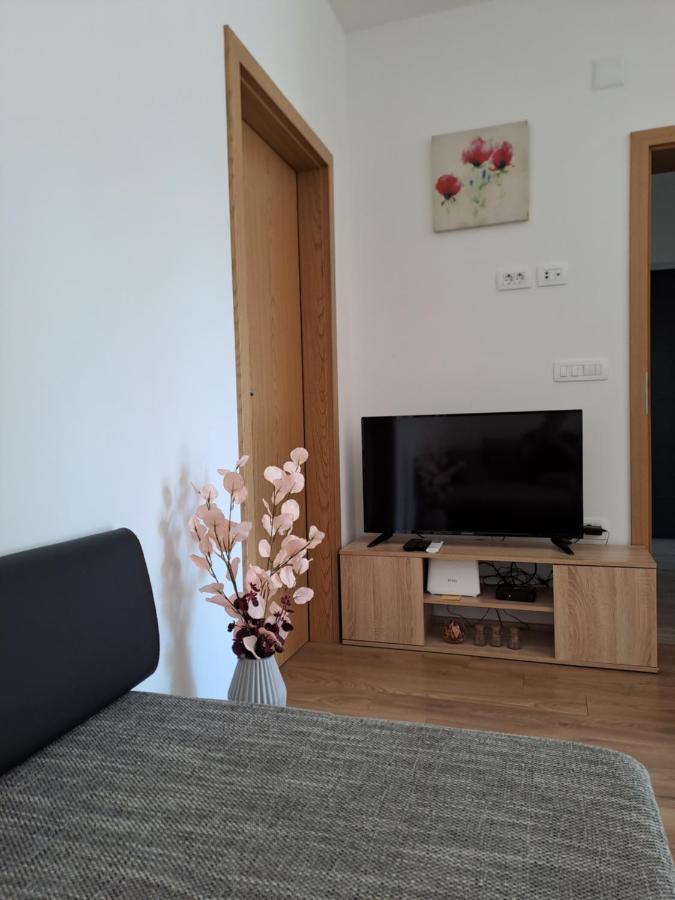 Yulia Apartman Pula Exterior foto